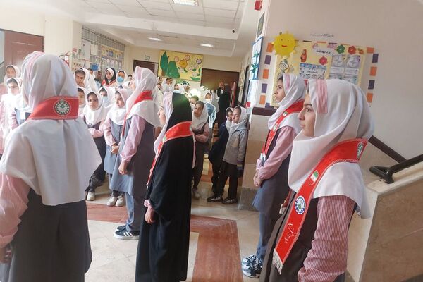 طلوع نشاط و انسجام؛ مراسم صبحگاهی تشکیلاتی در دبستان صدیقه کبری فیروزکوه 