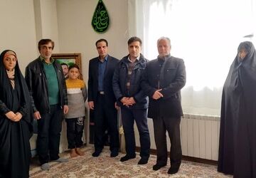  دیدار مدیر آموزش و پرورش ناحیه دو با خانواده شهید علی‌پور؛
