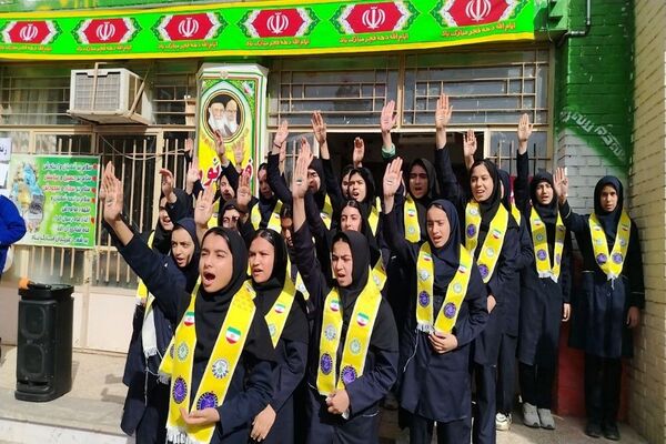 گلبانگ زنگ چهل و هفتمین پیروزی انقلاب اسلامی در مدرسه شهید مجید دهنوی 