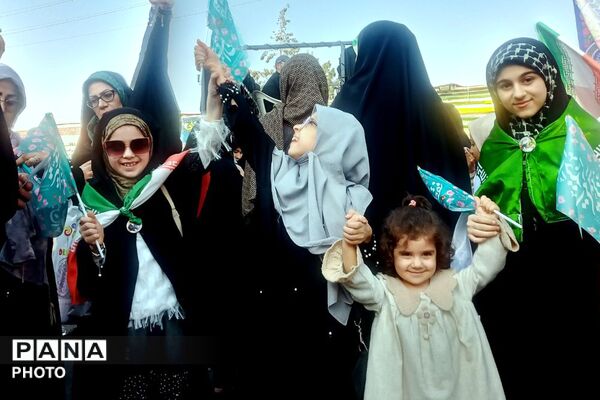 روایت غدیر از قاب خبرنگاران  نوجوان پرشور پانا در راهپیمایی شهرستان قدس