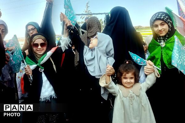 روایت غدیر از قاب خبرنگاران  نوجوان پرشور پانا در راهپیمایی شهرستان قدس