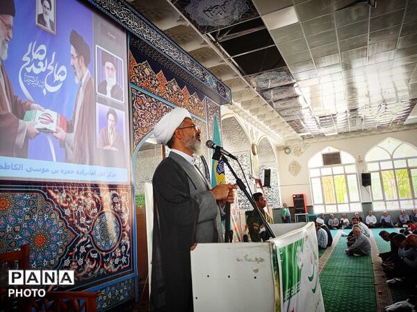 حضور  نوجوانان علم به دست در میدان خیابان کاشمر