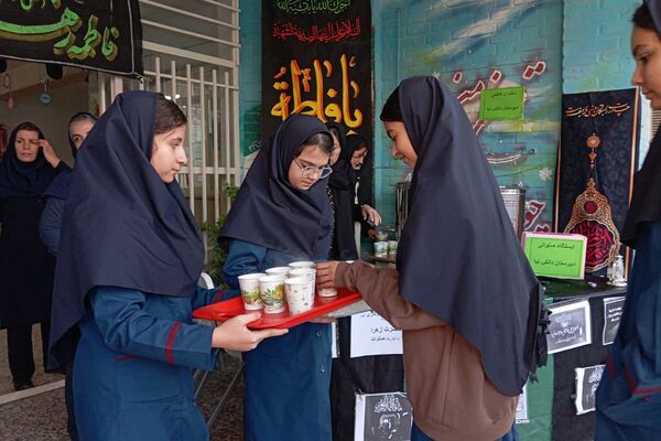 ایستگاه صلواتی دانش‌آموزان دانش‌نیا؛ تجلی ارادت به حضرت فاطمه زهرا(س)