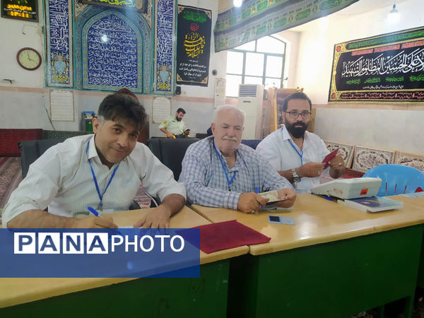 حضور کودکان به همراه والدین در شعبه‌های اخذ رأی