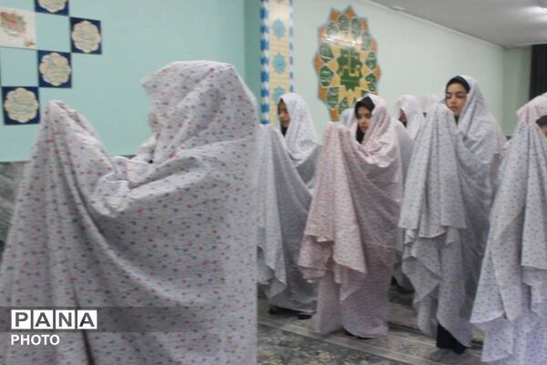 نماز جماعت در دبیرستان دخترانه  فاطمه‌الزهرا (س)