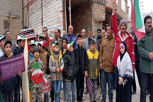 حضور کودکان و دانش آموزان در راهپیمایی یوم‌الله ۲۲بهمن در شهر بار نیشابور