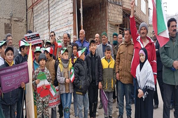 حضور کودکان و دانش آموزان در راهپیمایی یوم‌الله ۲۲بهمن در شهر بار نیشابور