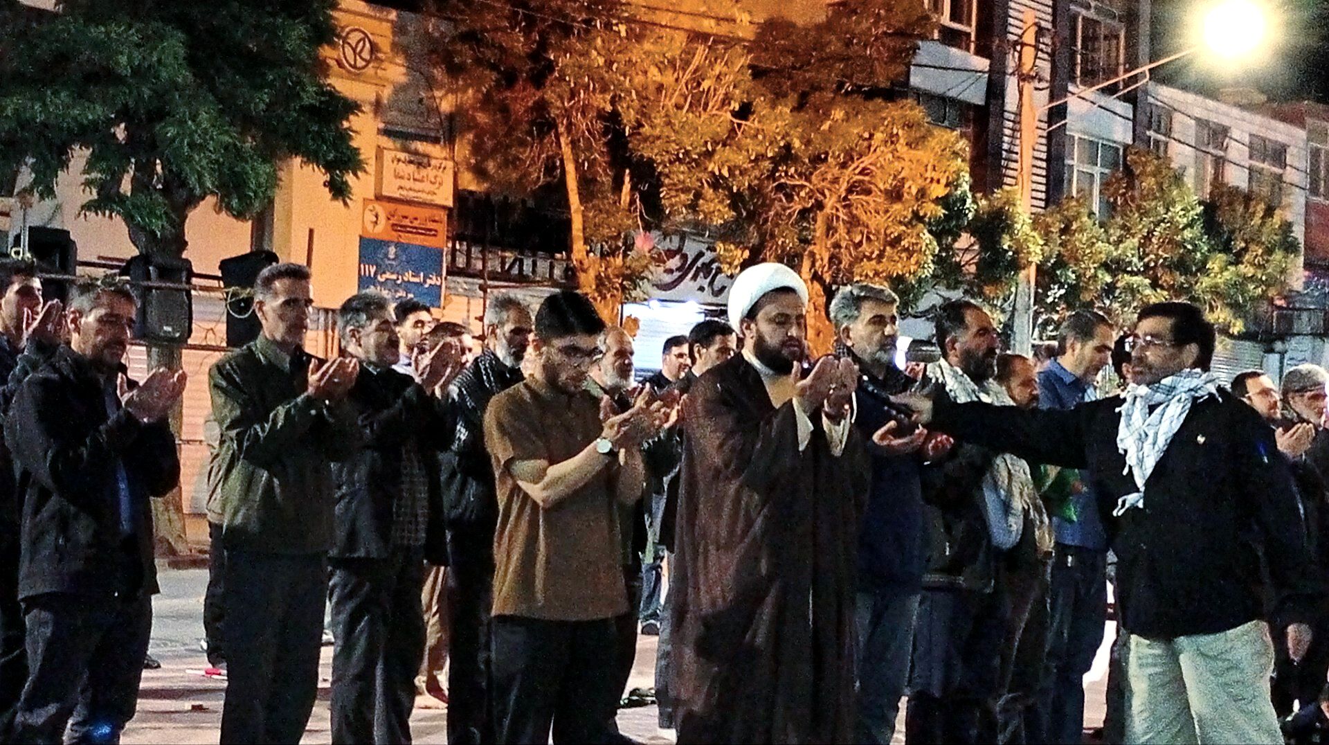 خواندن نماز استغاثه در تجمعات شبانه ملایر