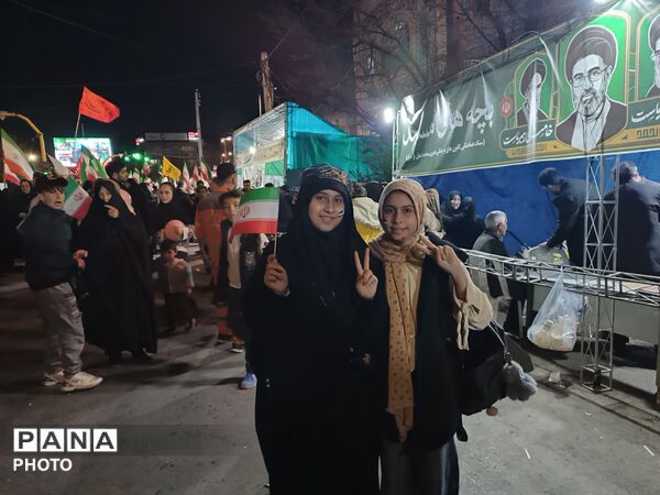 حضور دانش‌آموزان و نوجوانان در راهپیمایی شبانه اردبیل