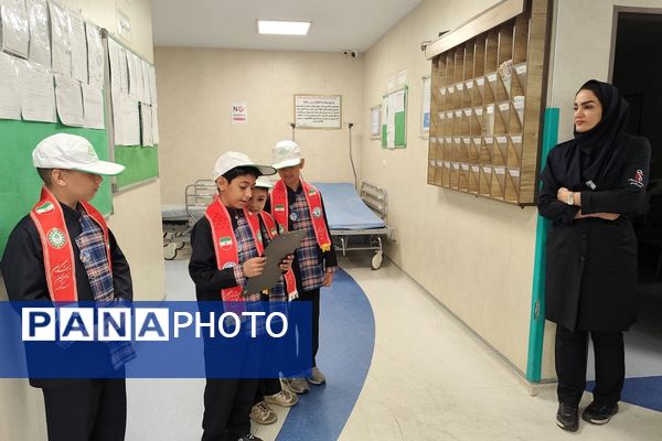 حضور دانش‌آموزان دبستان شهید قلنبر به مناسبت روز پرستار در بیمارستان فیروزآبادی شهرری 