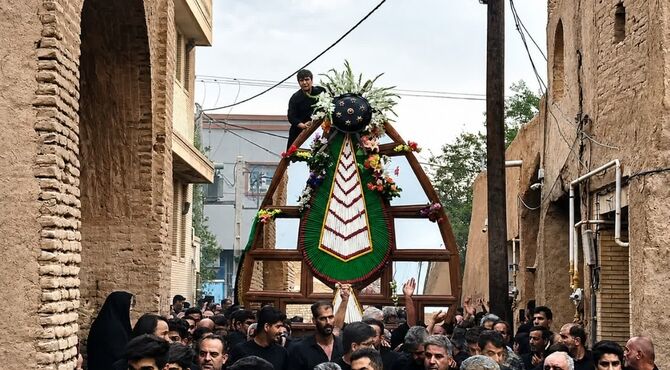 تجلی آیین ۲۰۰ ساله نخل‌برداری در محله مهرجرد میبد
