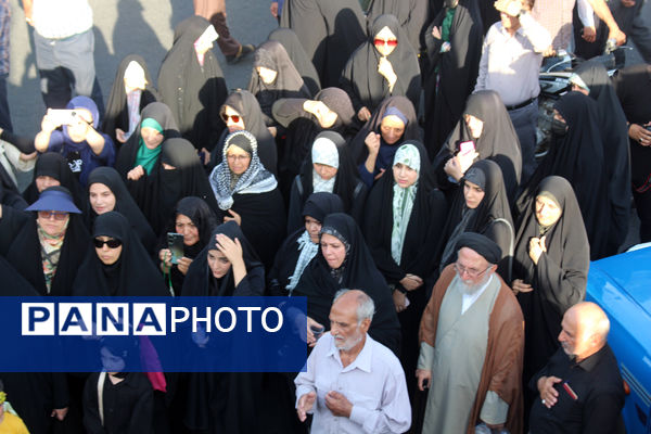 جلوه‌های حماسی از حضور نوجوانان قمی در مراسم تشییع شهدا 