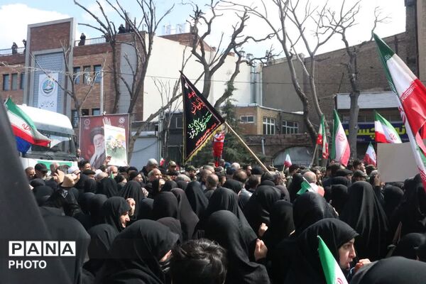  حلما با عروسک‌ها سوگ خانواده شهیدش را در آغوش کشید