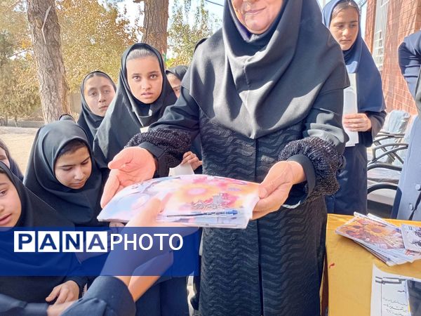 تقدیر از دانش آموزان منتخب هفته بهداشت روان در دبیرستان مادرمهربان خلیل آباد