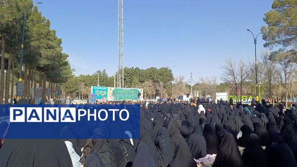 اقامه نماز با شکوه عید فطر به امامت امام جمعه حبیب آباد