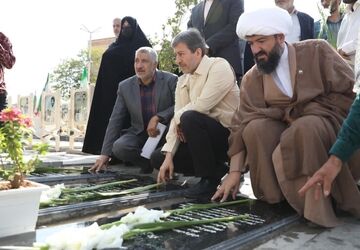 یادواره هزار شهید کارمند استان اصفهان و تجدید میثاق با شهدای خدمت در هفته دولت