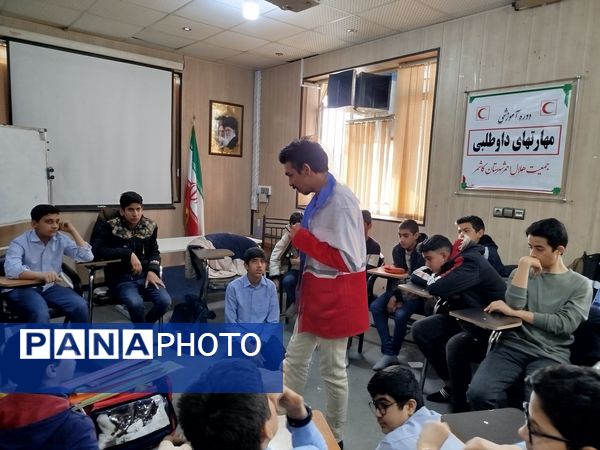 حضور دانش‌آموزان دبیرستان نمونه دانش در پایگاه هلال احمر کاشمر