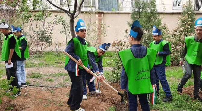 پویش ملی کاشت نهال در مدارس نیک‌نژاد