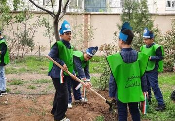پویش ملی کاشت نهال در مدارس نیک‌نژاد