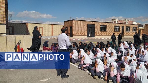 مراسم گرامیداشت هفته پدافند غیرعامل در دبیرستان سردار شهید سلیمانی فیروزکوه