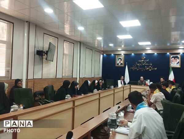نشست صمیمی اعضای شورا و مجمع دنش آموزی قم با مدیرکل آموزش و پرورش استان