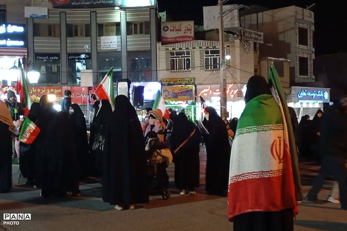 تجمع مردم انقلابی فیروزکوه به پاس شهادت رهبر در میدان معلم