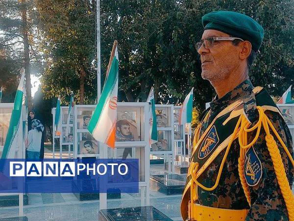 دولتمردان غبار از مزار شهدا برداشتند 