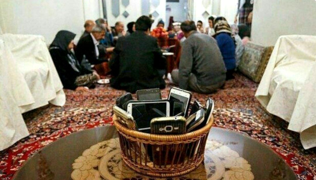 یک قاب شیشه‌ای؛ مهمان ناخوانده و دائمی دورهمی‌هایمان