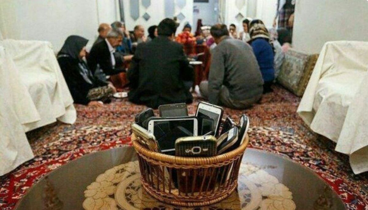 یک قاب شیشه‌ای؛ مهمان ناخوانده و دائمی دورهمی‌هایمان