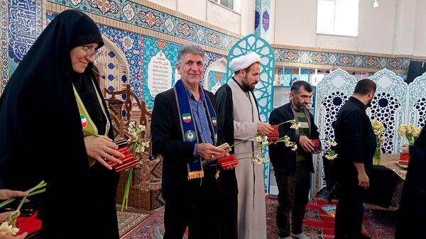 حضور مسئولان میان معتکفین مدرسه تمام تشکیلاتی پیشتازان صدرا متوسطه اول در اختتامیه اعتکاف 
