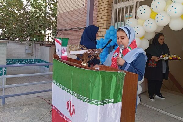 زنگ جشن شکوفه‌ها در مدرسه «آیین روشن» شهریار نواخته شد