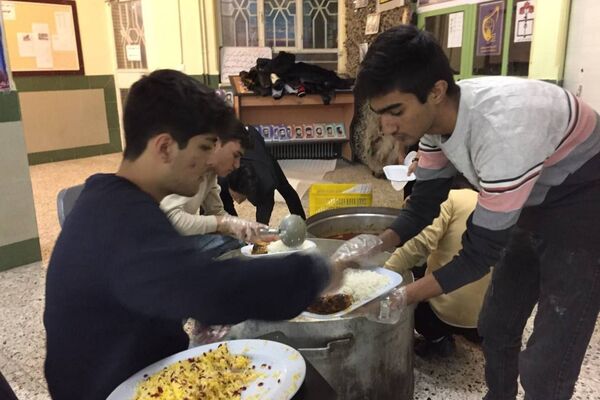 مراسم افطاری در دبیرستان نمونه آیت الله خامنه ای