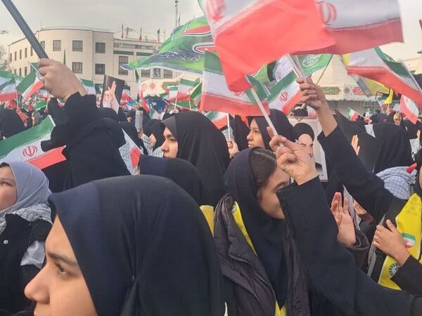 حضور دانش آموزان دبیرستان علی افشارنژاد در گردهمایی میدان شهدا و گلبانک انقلاب