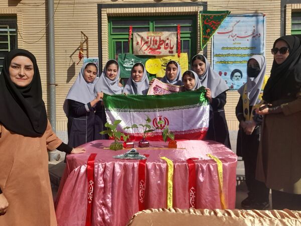 برپایی چایخانه به مناسبت میلاد امام عصر(عج)در دبیرستان نمونه وکیلی ۱۰