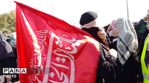 پیاده روی امام رضا (ع) با حضور پر شور مردم نیشابور در کاروان (نورالرضا)