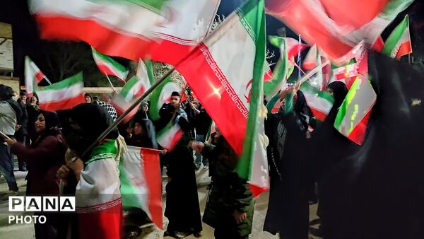 زن و مرد و پیر و جوان این شب ها در اجتماعات خیابانی شهر بار 
