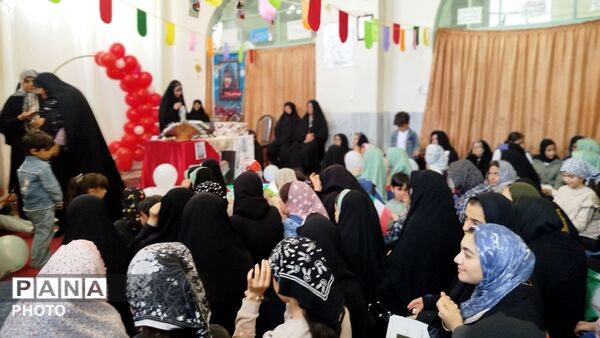 حضور پرشور بانوان و کودکان دهه نودی در مراسم یادبود شهدای مینابی 