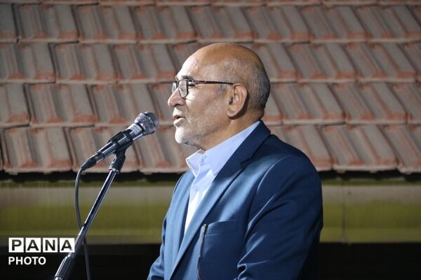لاله‌های آسمانی در دبستان دخترانه حسین فاطمه یزد شکوفا شدند