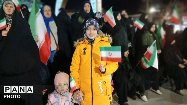 میدان با شما و خیابان ها با ما