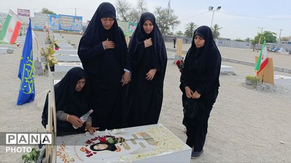 مراسم غبارروبی قبور شهدای مدرسه شجره طیبه در میناب