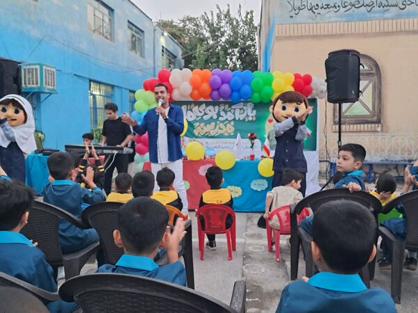 دانش آموزان در آغوش مدرسه