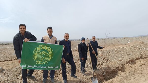 کاشت درخت توسط خادمیاران رضوی در شهرستان خلیل‌آباد 