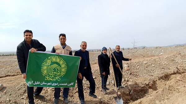 کاشت درخت توسط خادمیاران رضوی در شهرستان خلیل‌آباد 