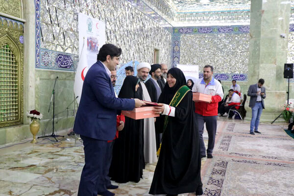 همایش تجلیل از دختران عضو هلال احمر در قم