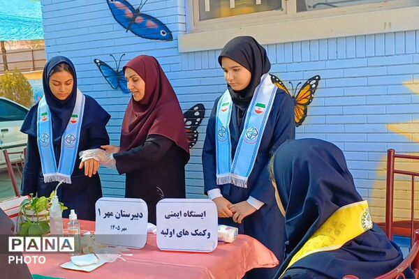 سه ایستگاه سلامت در زنگ تفریح  دبیرستان مهر نیشابور 