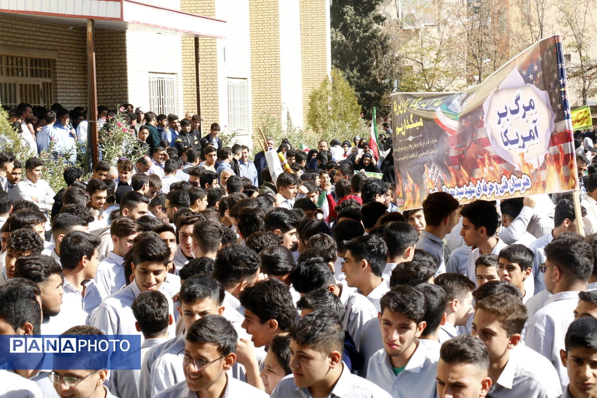 حضور پرشور دانش آموزان محلاتی در راهپیمایی 13 آبان 
