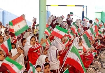  زنگ انقلاب در مدرسه عطار بندرعباس به صدا در آمد