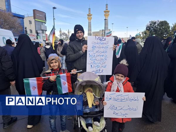 حضور پرشور همه‌ اقشار مردم مشهد در راهپیمایی ۲۲بهمن