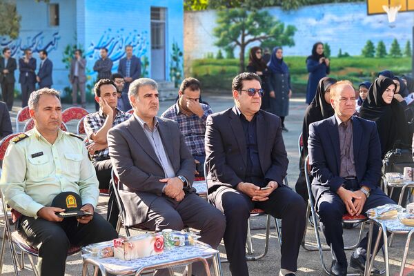 نواختن زنگ مهر و ایثار در دبیرستان عصمتیه کرمانشاه 