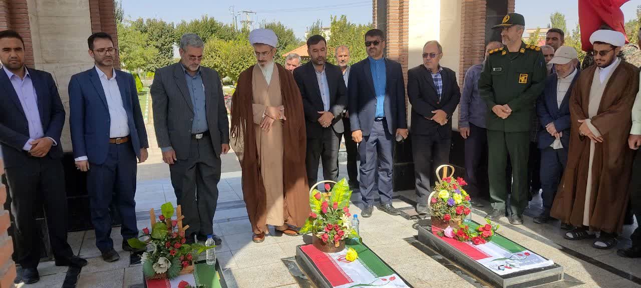 گلزار شهدای گمنام قهاوند به مناسبت هفته دفاع مقدس عطرافشانی شد